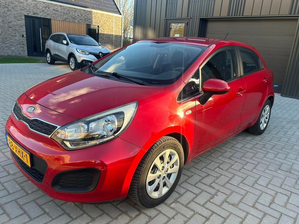 Kia Rio 1.1 Crdi 5DRS 2012 Rood Apk nieuw, Auto's, Voorwielaandrijving, 74 pk, 1120 cc, Particulier