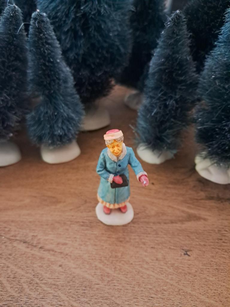 Vrouw met blauwe jas en gele muts, Ophalen