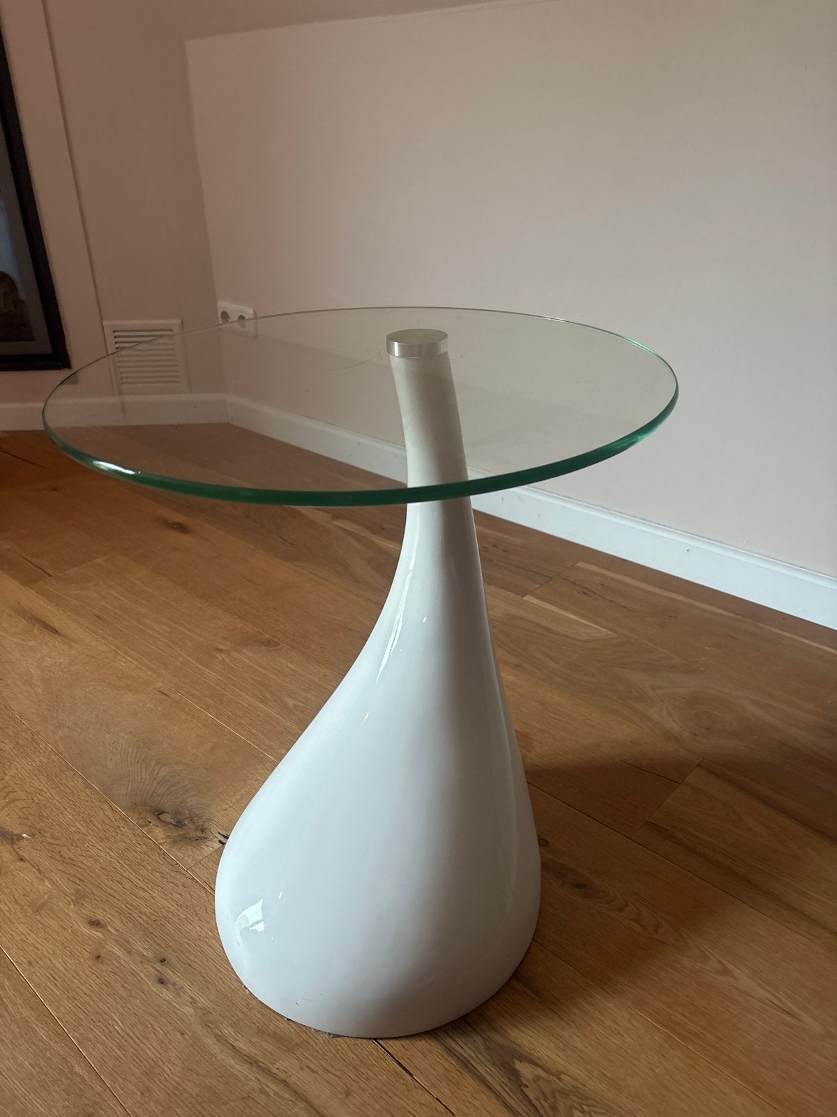 Moderne bijzettafel met glazen blad en witte voet, Gebruikt, Rond, 55 tot 75 cm, Glas