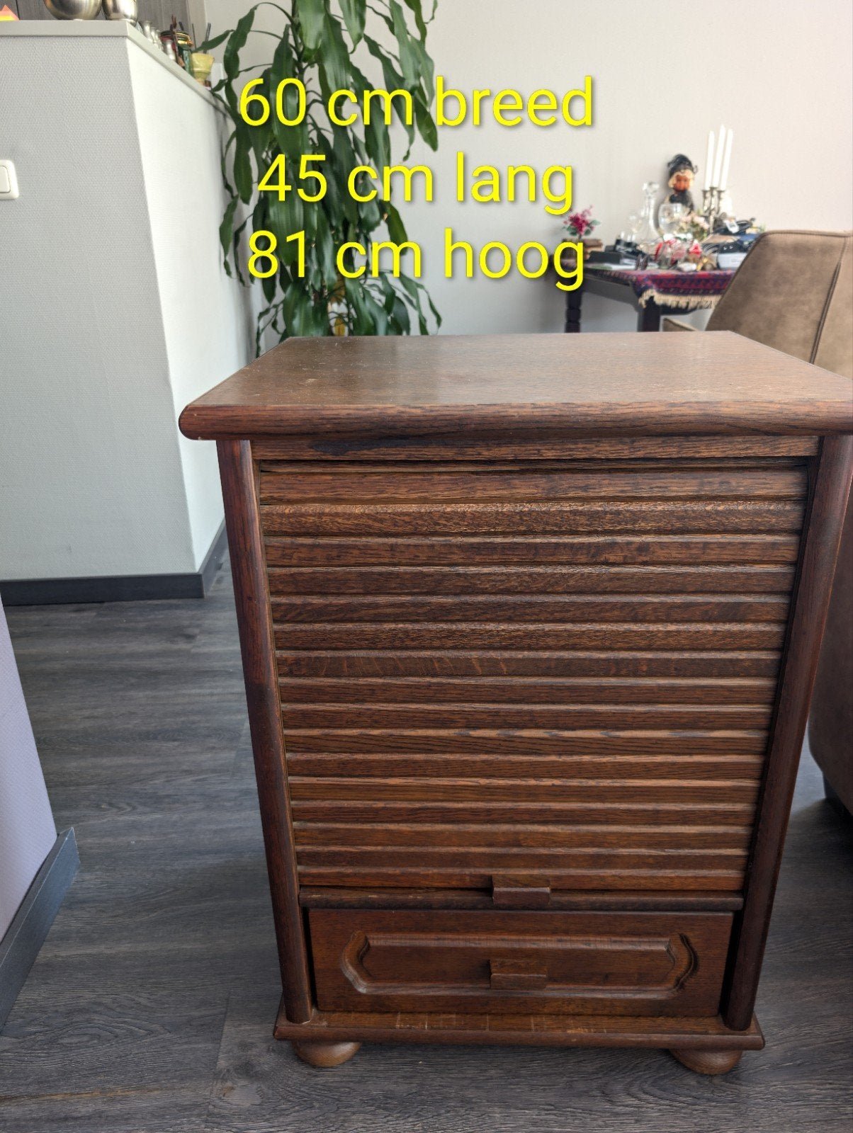 Antieke houten kast met rolluik en lade, Ophalen