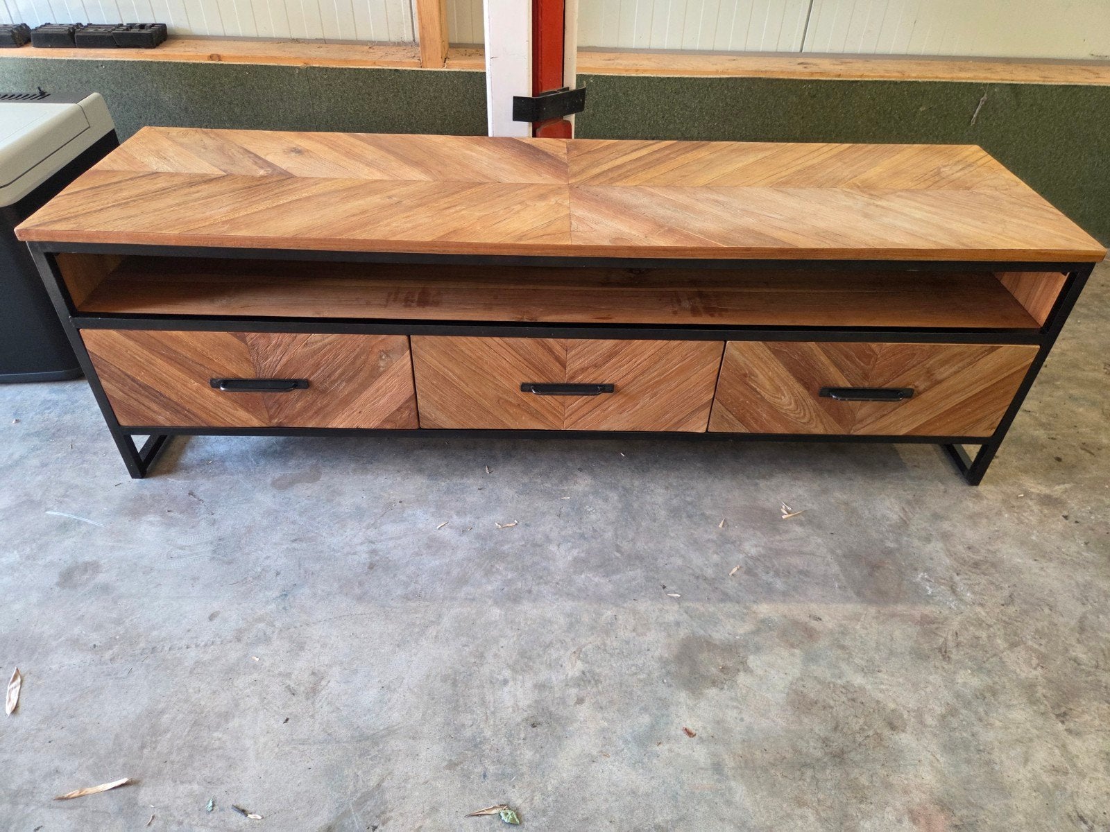 TV-meubel met visgraatmotief en metalen frame, Gebruikt, 150 tot 200 cm, Modern, Industrieel, Visgraat, Minder dan 100 cm