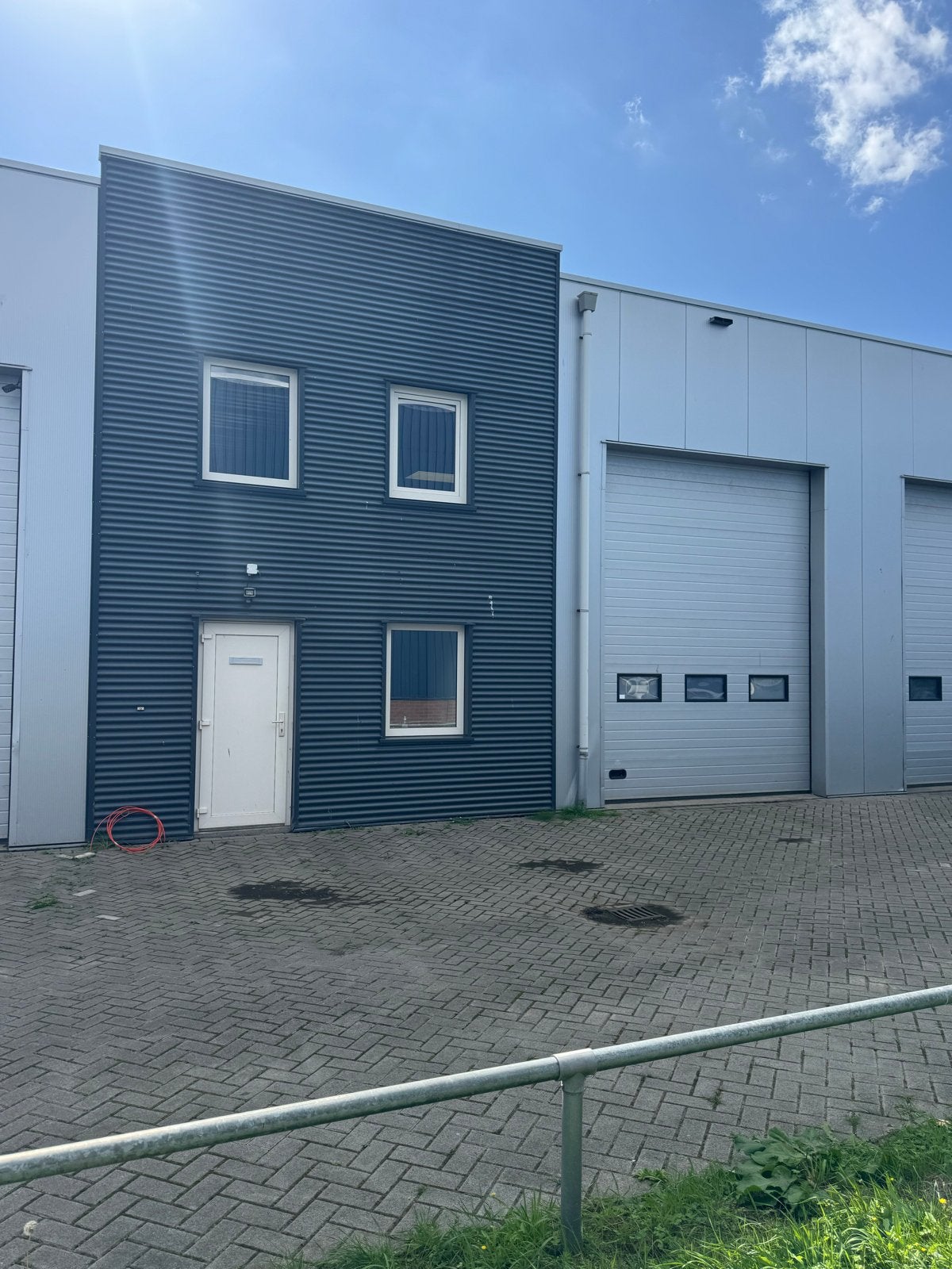 Moderne bedrijfsunit met kantoorruimte en opslag, Koop, Bedrijfsruimte