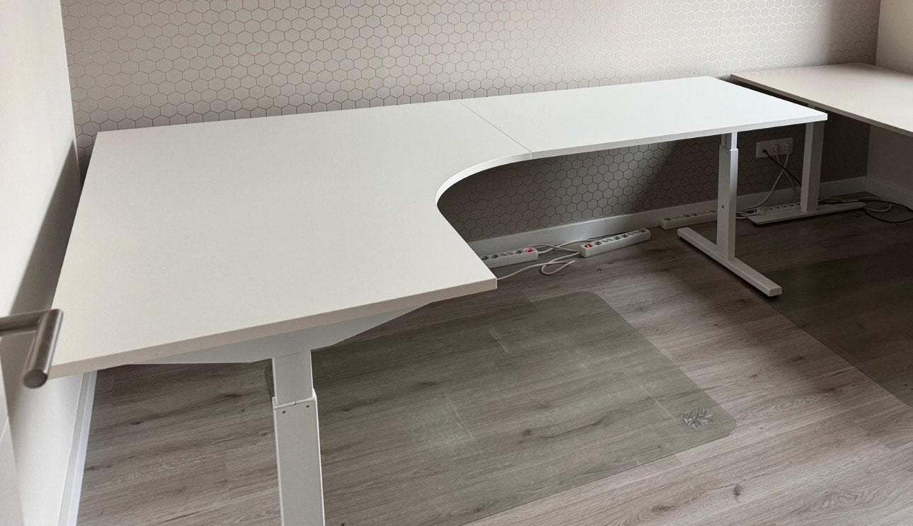 Wit hoekbureau, in hoogte verstelbaar, 240x160cm, Ophalen, Spaanplaat of MDF, Hoekbureau, In hoogte verstelbaar