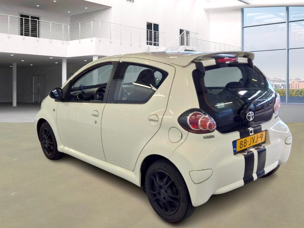 Foto 4 van Toyota Aygo 1.0 NAP 5D Airco Nieuwe APK Elek.ramen Velgen 1e