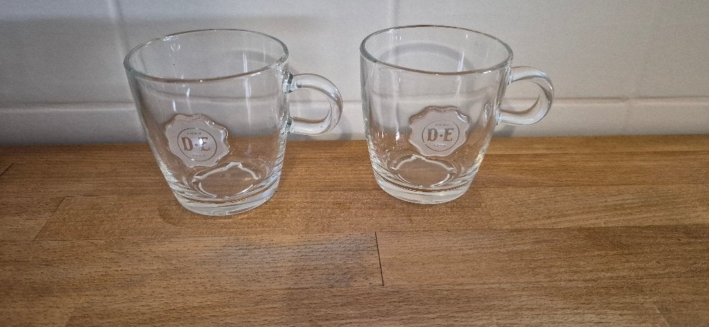 2 douwe egberts glazen ., Overige merken, Klassiek, Ophalen of Verzenden, Kop(pen) en/of Schotel(s)