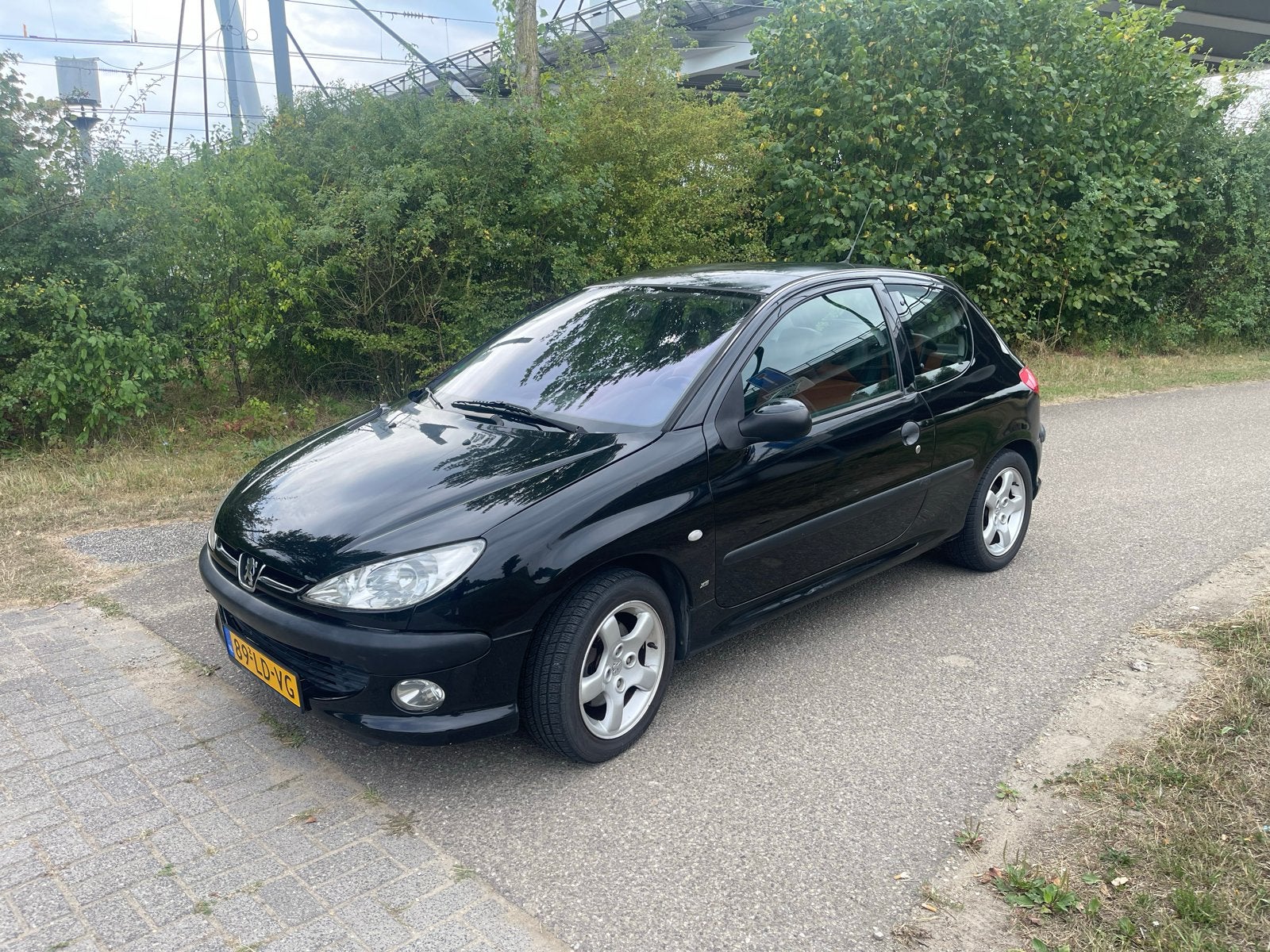 Peugeot 206 1.6 16V Gentry 3D 2002 Zwart, Auto's, Voorwielaandrijving, 15 km/l, 40 €/maand, Zwart