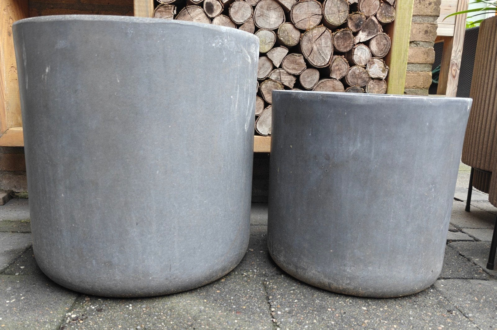 2 ronde grijze buitenpotten, Ophalen