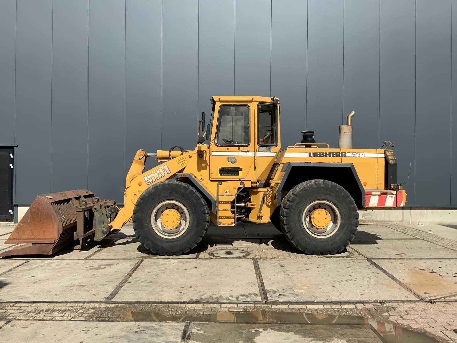 Liebherr - L531 met vorken en graafbak - Shovel, Wiellader of Shovel