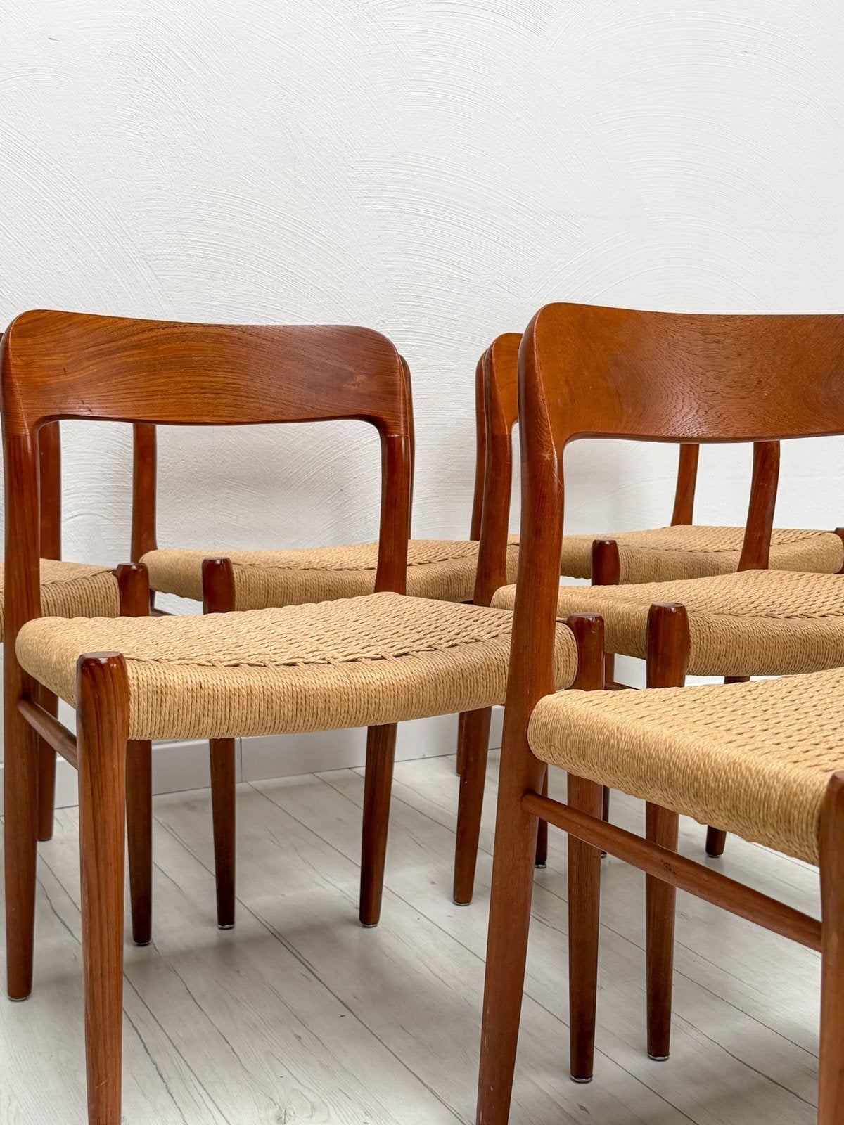 6x Deense teakhouten eetkamerstoelen nr. 75 Møller jaren 50, Huis en Inrichting, Stoelen, Bruin, Ophalen of Verzenden, Zo goed als nieuw