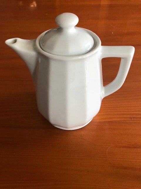 APILCO. Leuke thee/koffiepot .Kleur wit., Huis en Inrichting, Overige merken, Vintage, Ophalen of Verzenden, Zo goed als nieuw