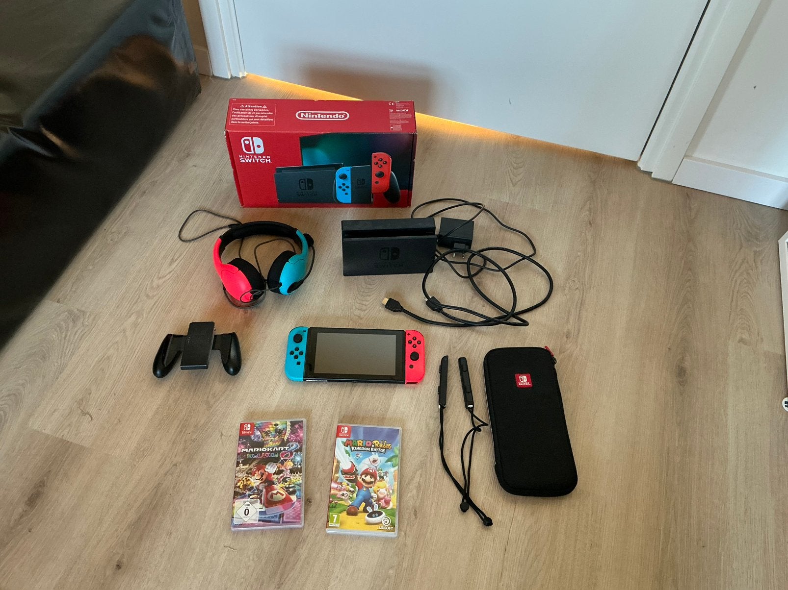 Nintendo switch complete set + 2 spellen, Ophalen of Verzenden, Zo goed als nieuw, Met 2 controllers, Switch Original