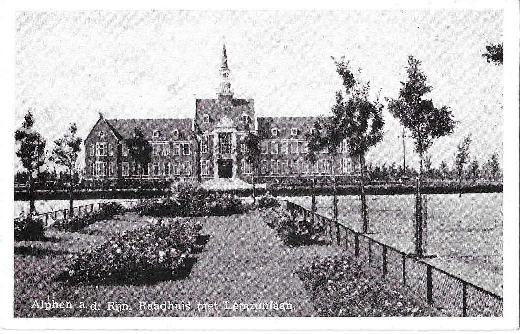 AK Alphen a.d. Rijn - Raadhuis met Lemzonlaan, Verzamelen, Ansichtkaarten | Nederland, Verzenden, 1940 tot 1960, Gelopen, Zuid-Holland