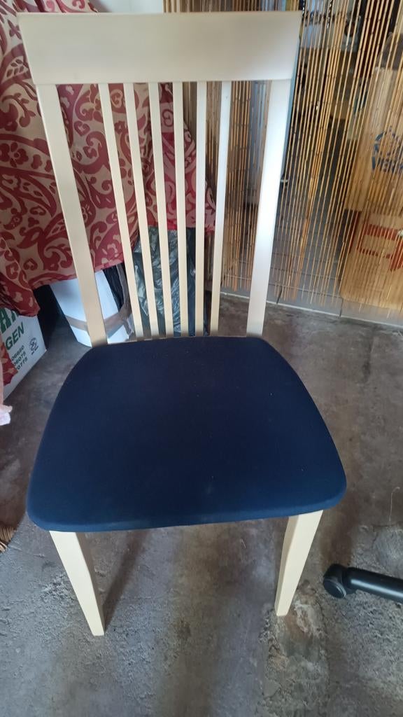 Houten eetkamerstoel met donkerblauwe stoffen zitting, Huis en Inrichting, Stoelen, Ophalen, Gebruikt, Modern, Scandinavisch, Blauw