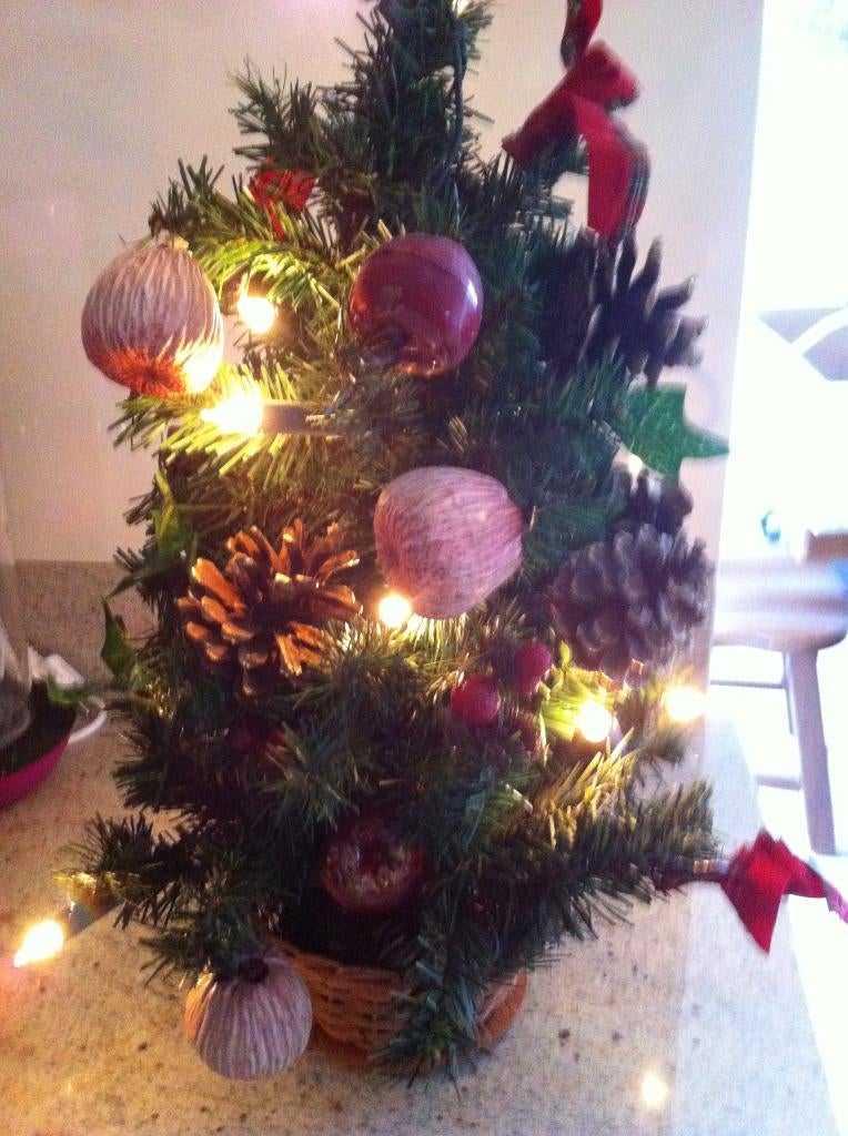 Kunstkerstboompje in Mandje Gedecoreerd & Verlichting Nieuw, Diversen, Kerst, Ophalen of Verzenden, Nieuw