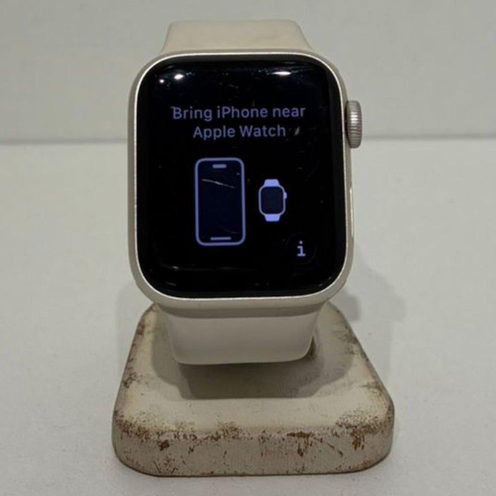 Apple Watch SE GPS (2e Gen) 40MM Wit Nette Staat Met Lader, Ophalen of Verzenden, Zo goed als nieuw, Wit, IOS