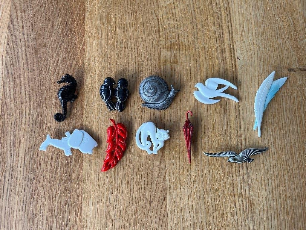 10 Vintage plastic broches uit de jaren 60 en 70, Overige materialen, 4 tot 7 cm, Gebruikt, Overige kleuren