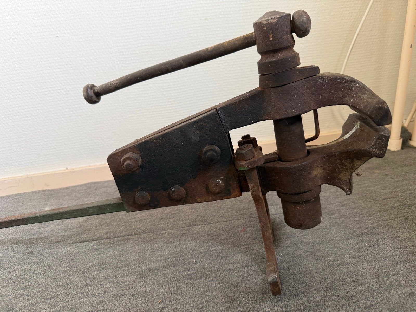 Oude smeedijzeren bankschroef - Vintage werkbankklem, Antiek en Kunst, Antiek | Gereedschap en Instrumenten, Ophalen