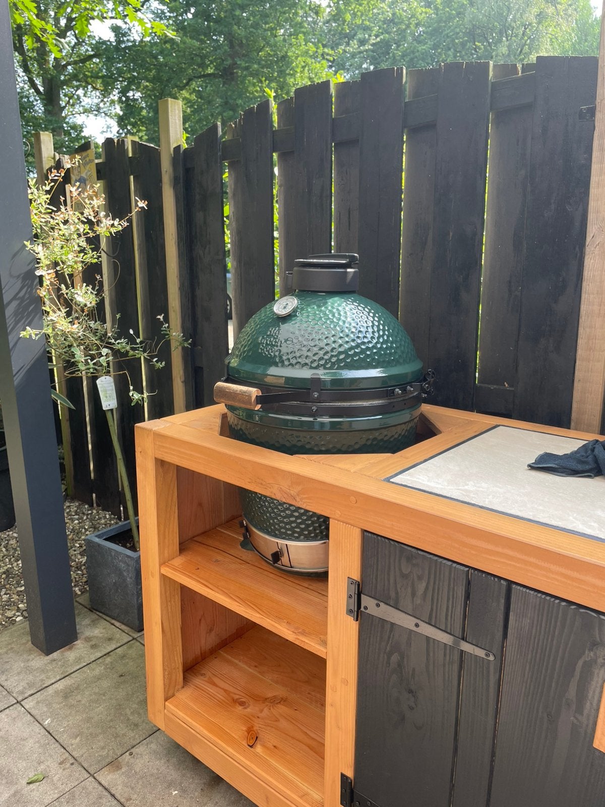Big green egg Medium helemaal compleet met accessoires, Tuin en Terras, Houtskoolbarbecues, Ophalen, Zo goed als nieuw, Big Green Egg (origineel)