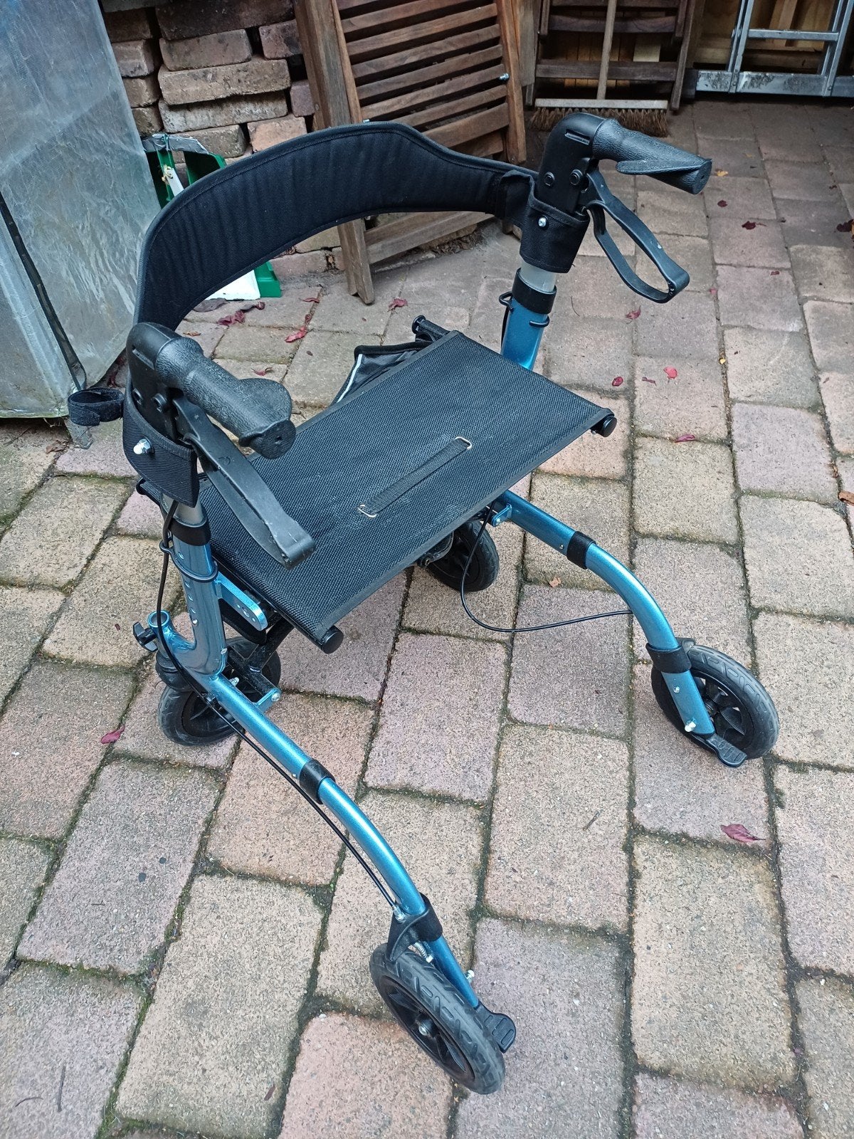 rollator blauw met zwart, Ophalen, Opvouwbaar, Zo goed als nieuw