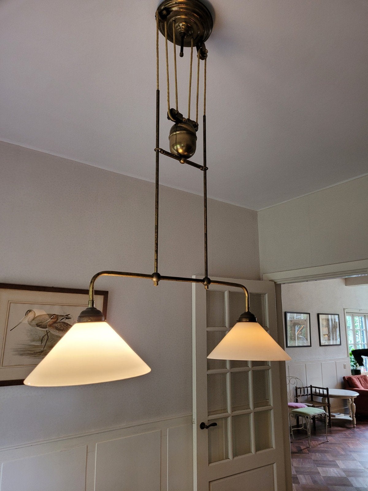 Antieke Messing Katrol Hanglamp met Twee Kappen melkglas, Ophalen