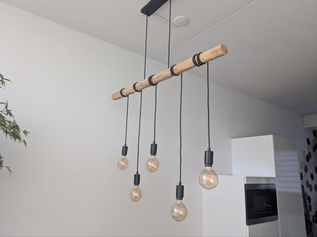 Lindby Rom hanglamp met houten balk, 5 lampen, nieuwstaat, Huis en Inrichting, Lampen | Hanglampen, Ophalen, Zo goed als nieuw