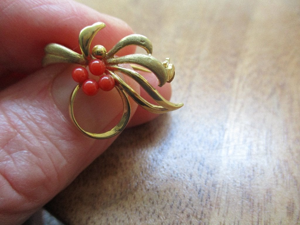 Goudkleurige fijne broche met koraalkleur besjes (steentjes), Overige materialen, Verzenden, Minder dan 4 cm, Zo goed als nieuw