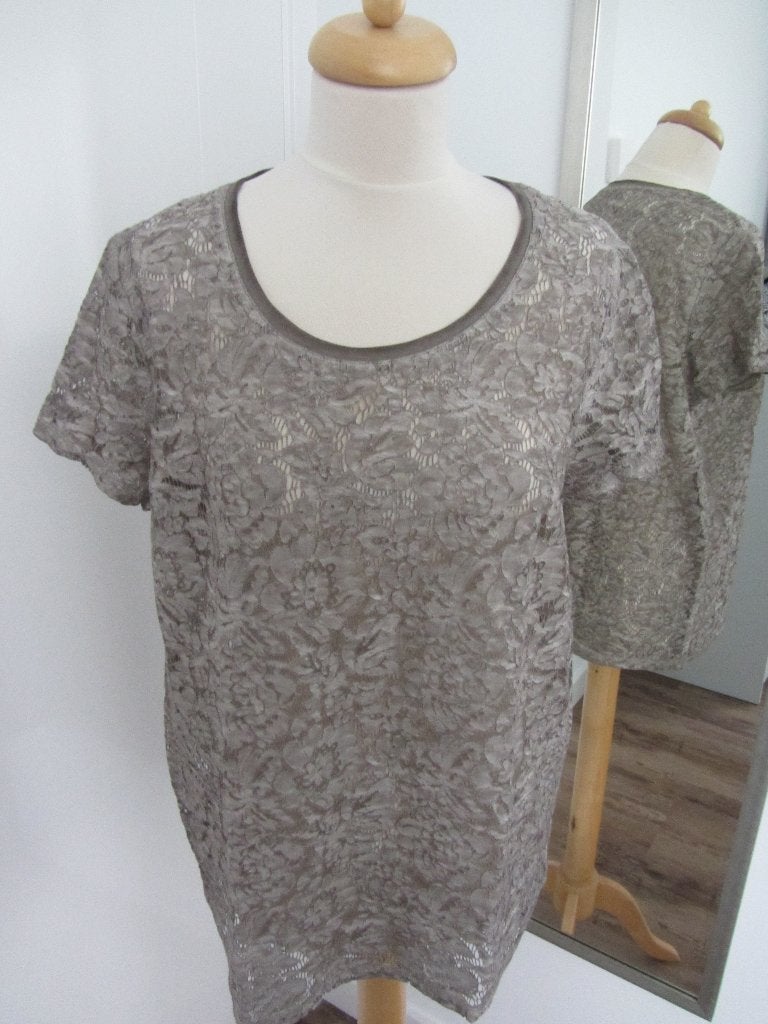 Top 42, beige/taupe, k.m. opengewerkt, Nieuw, merk: Qui, Kleding | Dames, Tops, Beige, Maat 42/44 (L), Nieuw, Qui