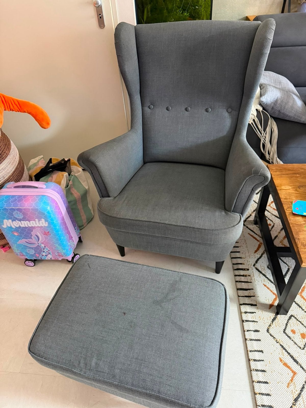 IKEA STRANDMON fauteuil met bijpassende voetenbank, Huis en Inrichting, Fauteuils, Ophalen, Gebruikt, Stof, 75 tot 100 cm