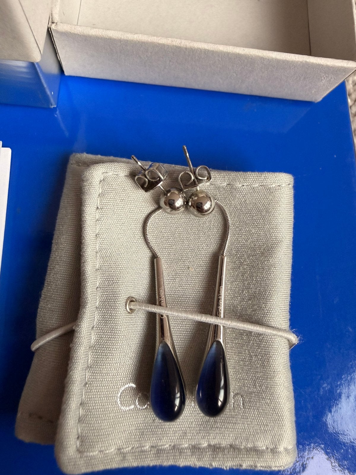 Schitterende Calvin Klein oorbellen met blauwe accenten, Sieraden, Tassen en Uiterlijk, Oorbellen, Overige materialen, Hangers