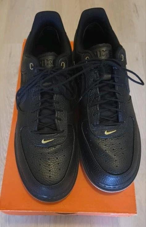 Nike Air Force 1 '07 LV8 Utility Zwart/Goud maat 48,5., Zwart, Nike, Ophalen of Verzenden, Sneakers of Gympen