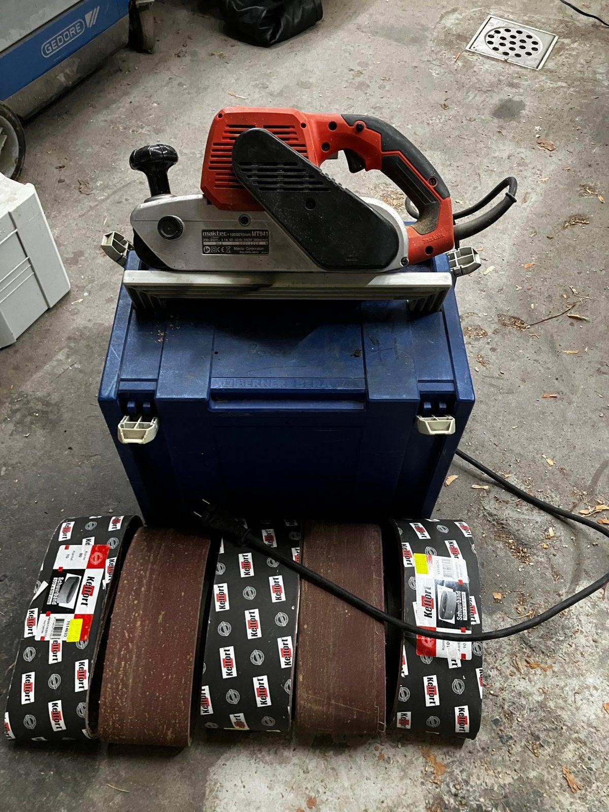 MAKTEC (Makita) Bandschuurmachine + banden 100%, Ophalen of Verzenden, Zo goed als nieuw, 1200 watt of meer, Bandschuurmachine