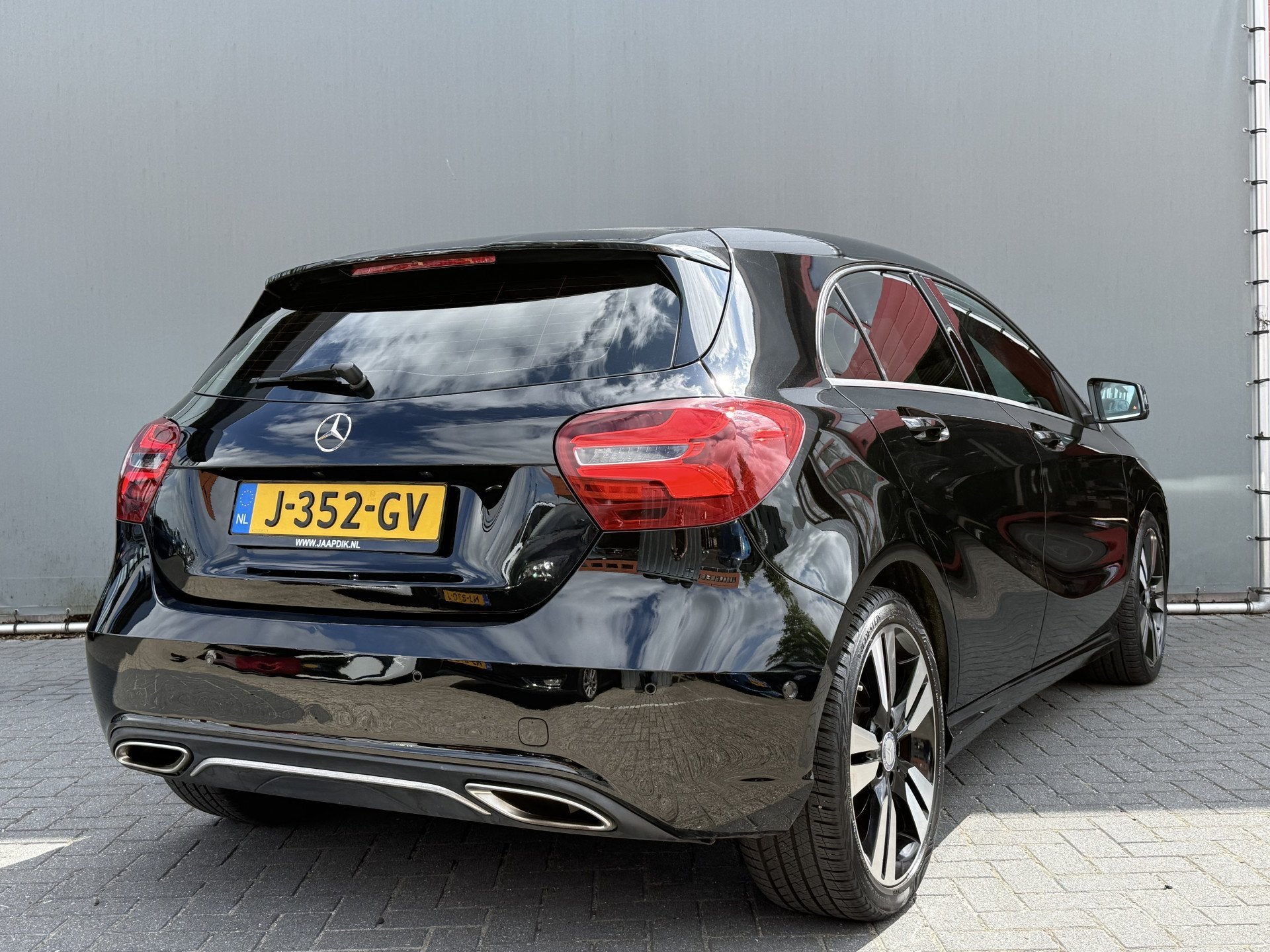 Mercedes-Benz A-Klasse BWJ 2016 180 AMG 123 PK Night Edition, 4 cilinders, Met garantie (alle), Leder en Stof, 1595 cc