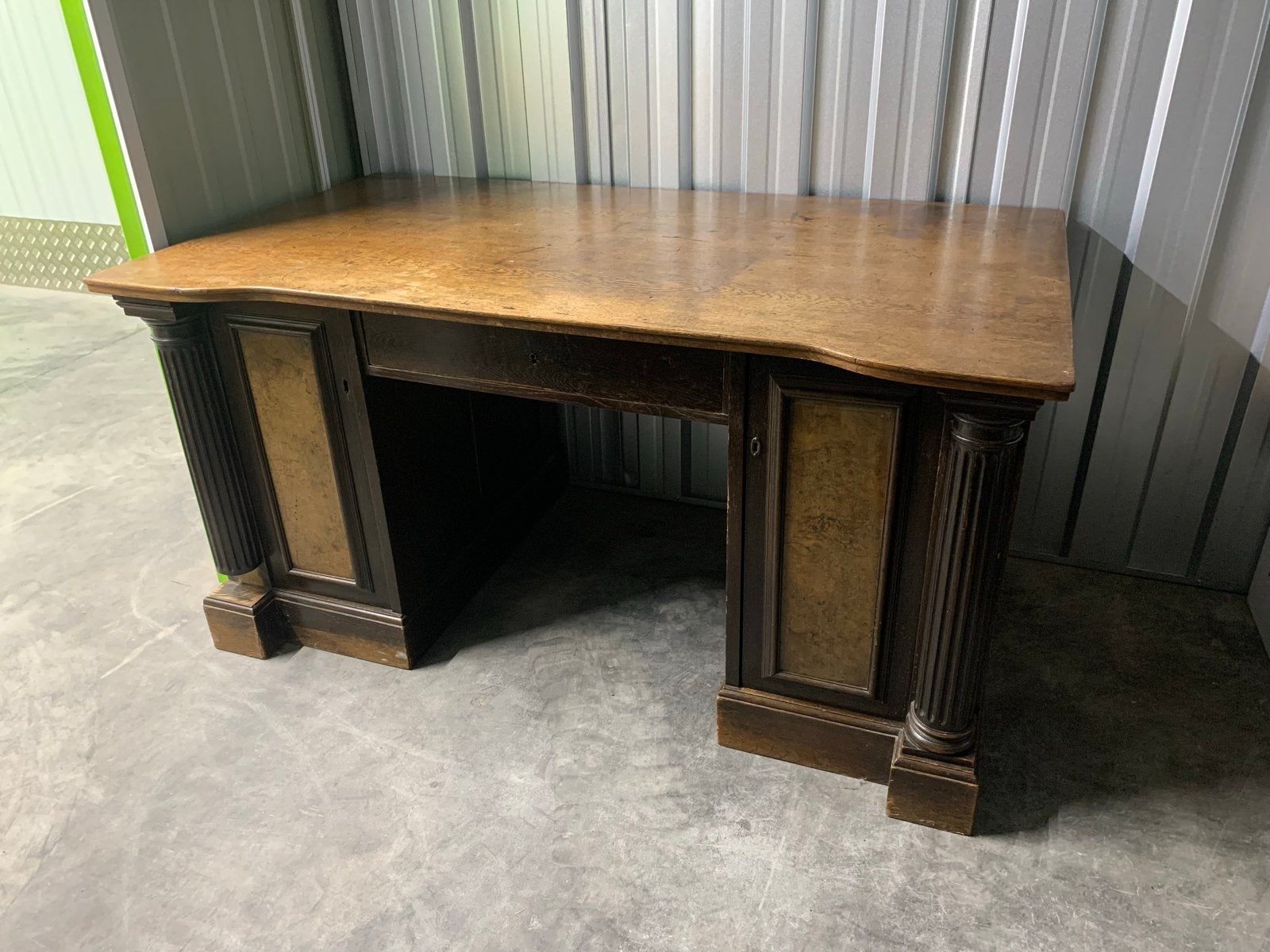 Antiek houten bureau met klassieke details, Ophalen