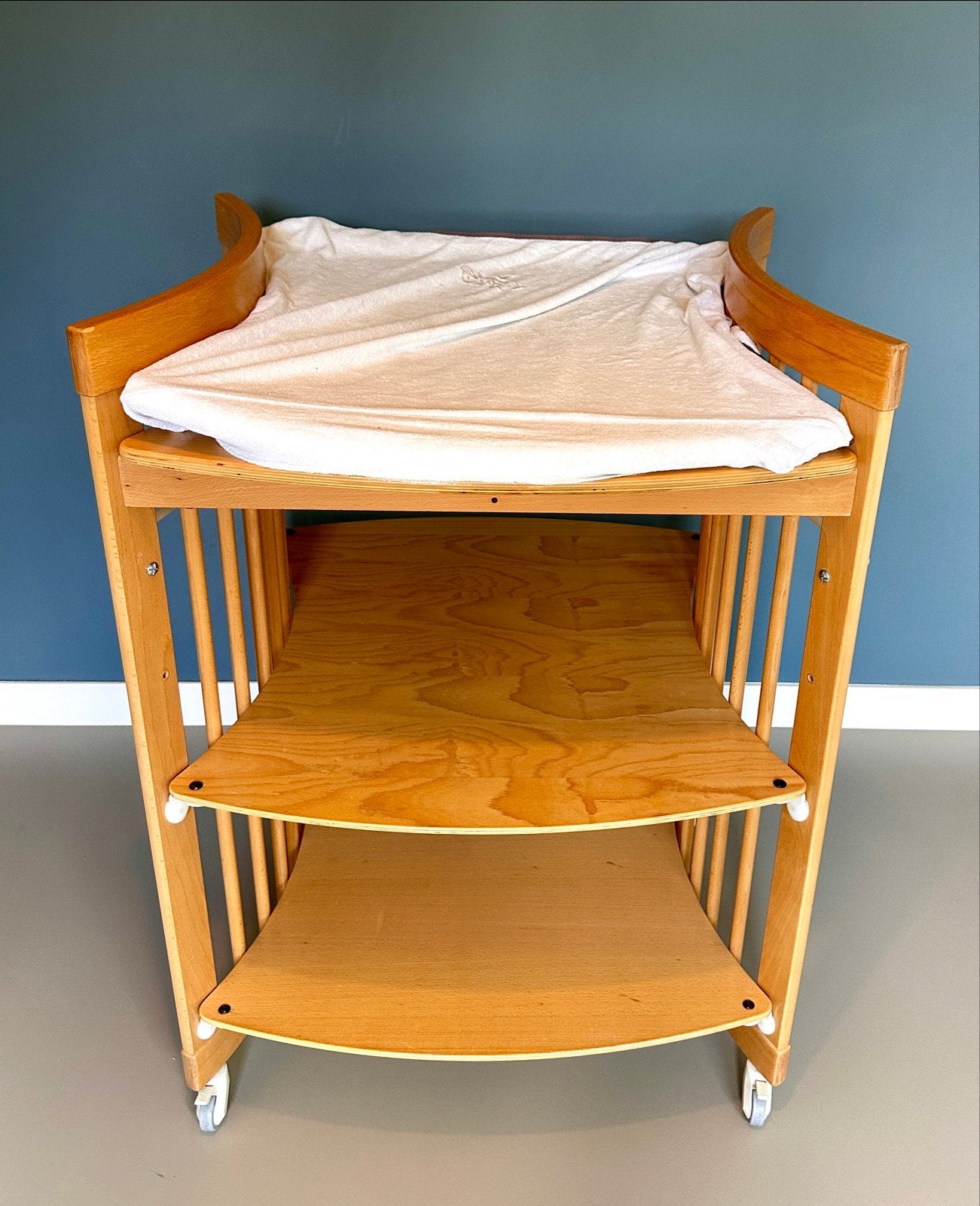Stokke houten commode met matrasje en hoes, Ophalen, Gebruikt, Minder dan 75 cm, 50 tot 70 cm