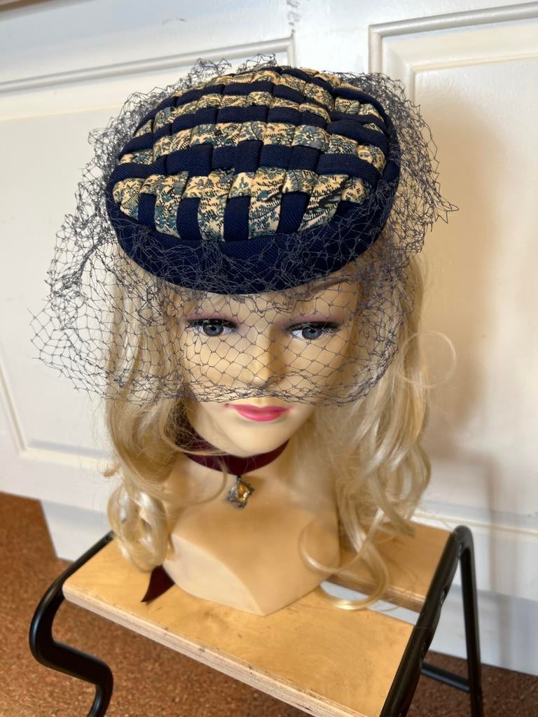 Vintage Dames Hoedje met Sluier - Elegant & Tijdloos, Ophalen of Verzenden, Gedragen, One size fits all, Hoed