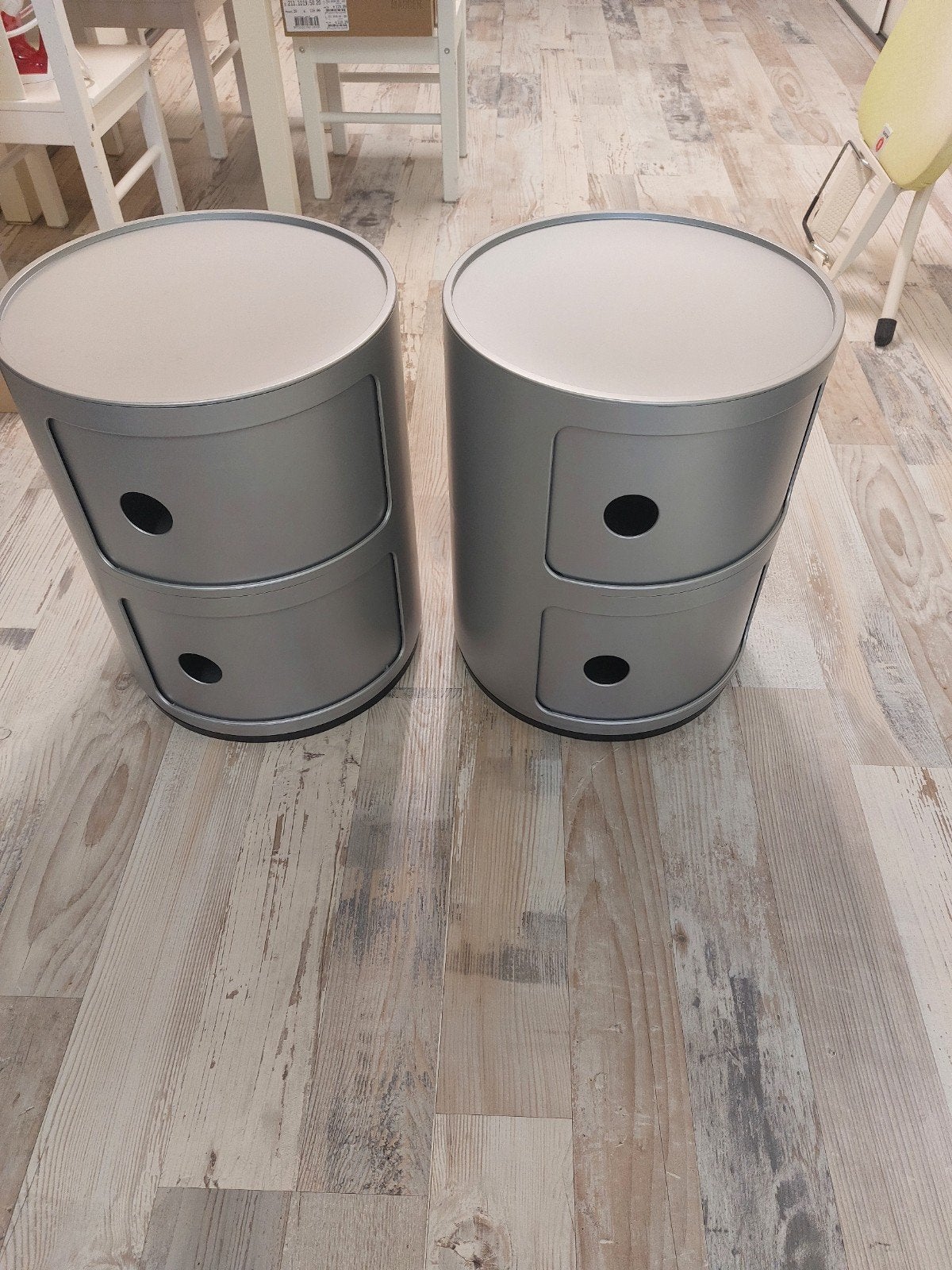 2 nachtkastjes Kartell, Ophalen, Kunststof, Minder dan 45 cm, Zo goed als nieuw