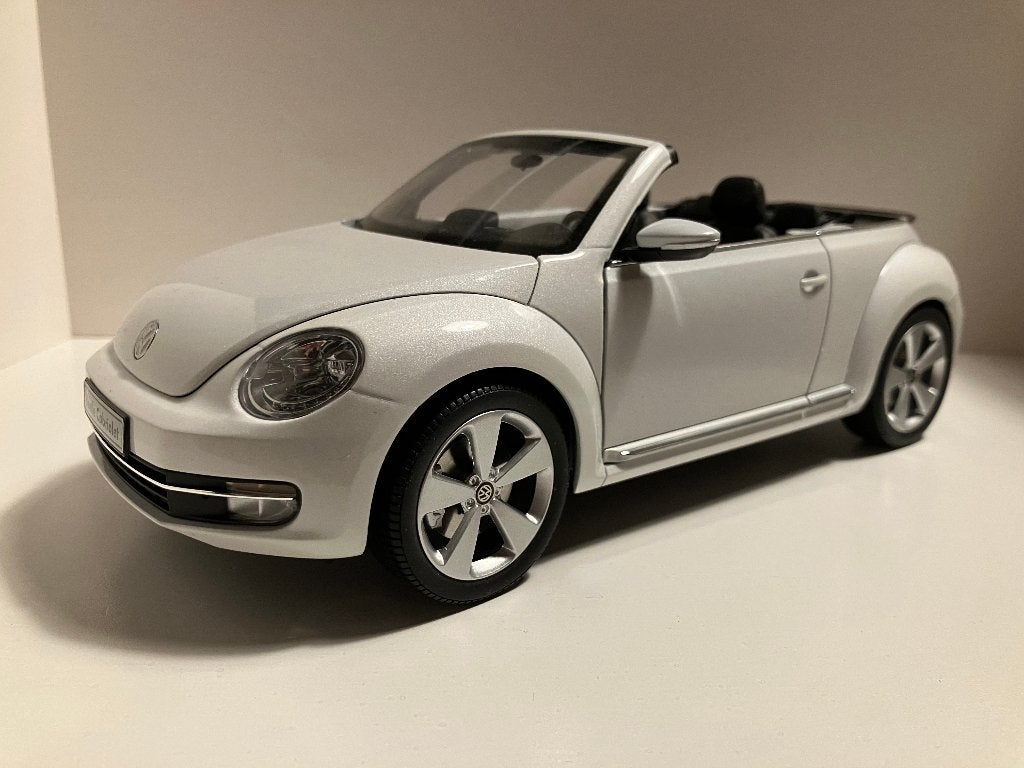 VW New Beetle Cabriolet  van 2012  zilver  1/18 Kyosho, Hobby en Vrije tijd, Ophalen of Verzenden, Zo goed als nieuw, Auto, Kyosho
