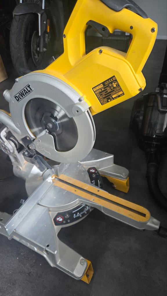 Dewalt DWS778 Afkortzaag - Krachtig en Nauwkeurig, Doe-het-zelf en Verbouw, Gereedschap | Zaagmachines, Ophalen, Gebruikt, 70 mm of meer