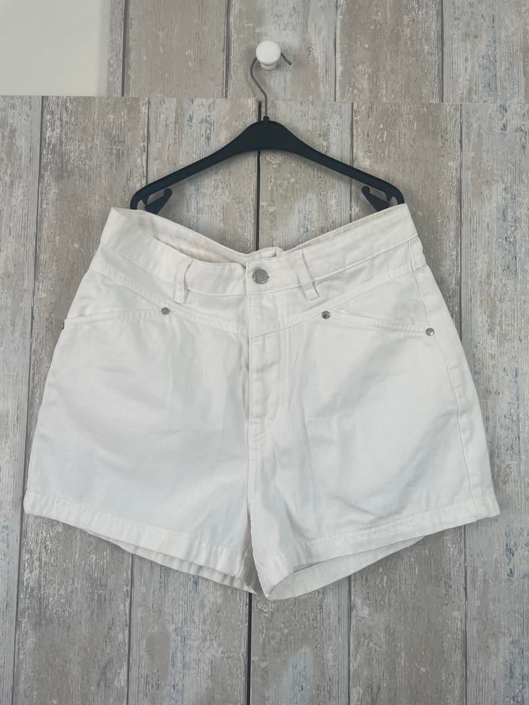 Korte broek NIKKIE, Kleding | Dames, Maat 38/40 (M), Kort, Verzenden, Wit
