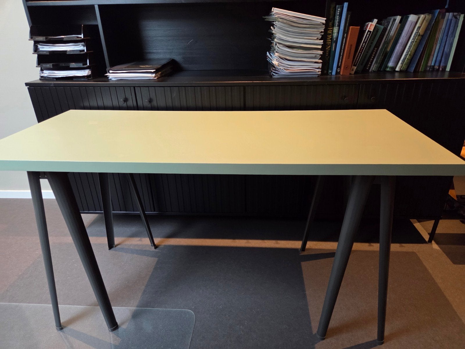Ikea tafel/bureau met metalen poten. 140x60., Ophalen, Zo goed als nieuw, IKEA, 140 cm