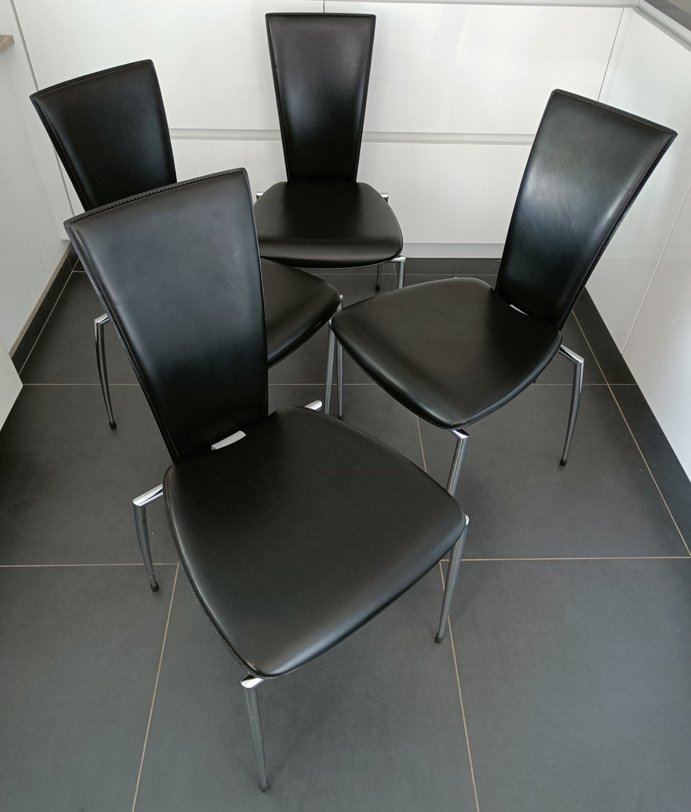 Italiaanse design stoelen Arper leder met chromen onderstel., Huis en Inrichting, Stoelen, Ophalen, Gebruikt, Zwart, Vier