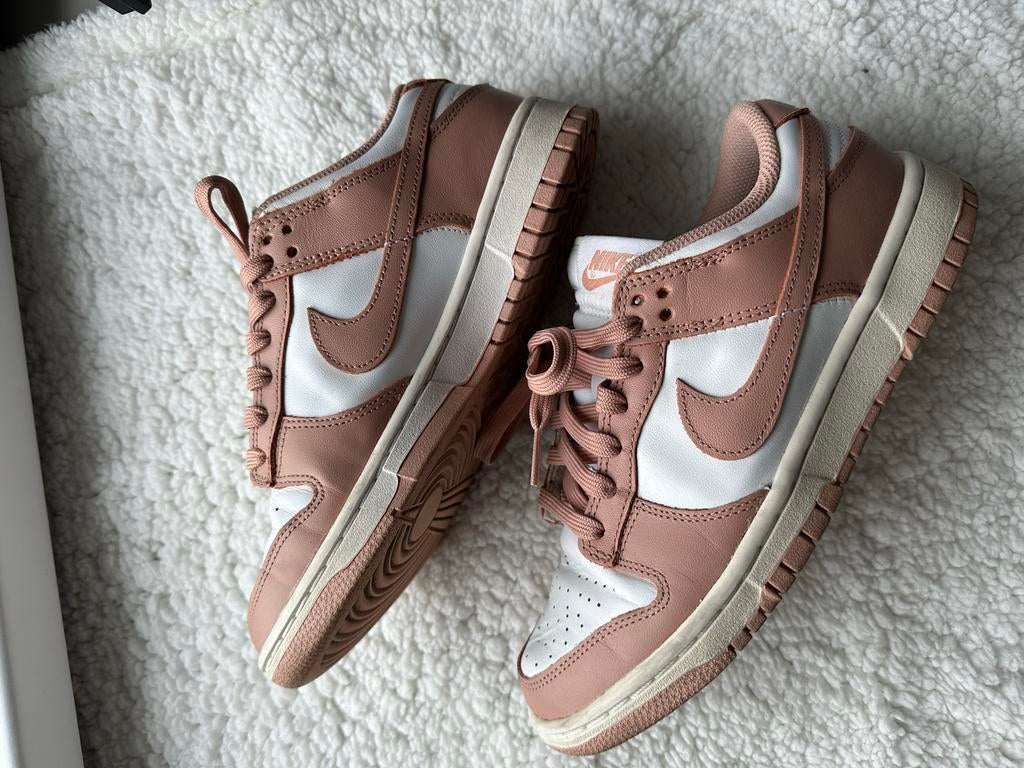 Nike Dunk Low 'Rose Whisper' - Maat 38.5, Kleding | Dames, Schoenen, Ophalen, Zo goed als nieuw, Roze, Sneakers of Gympen