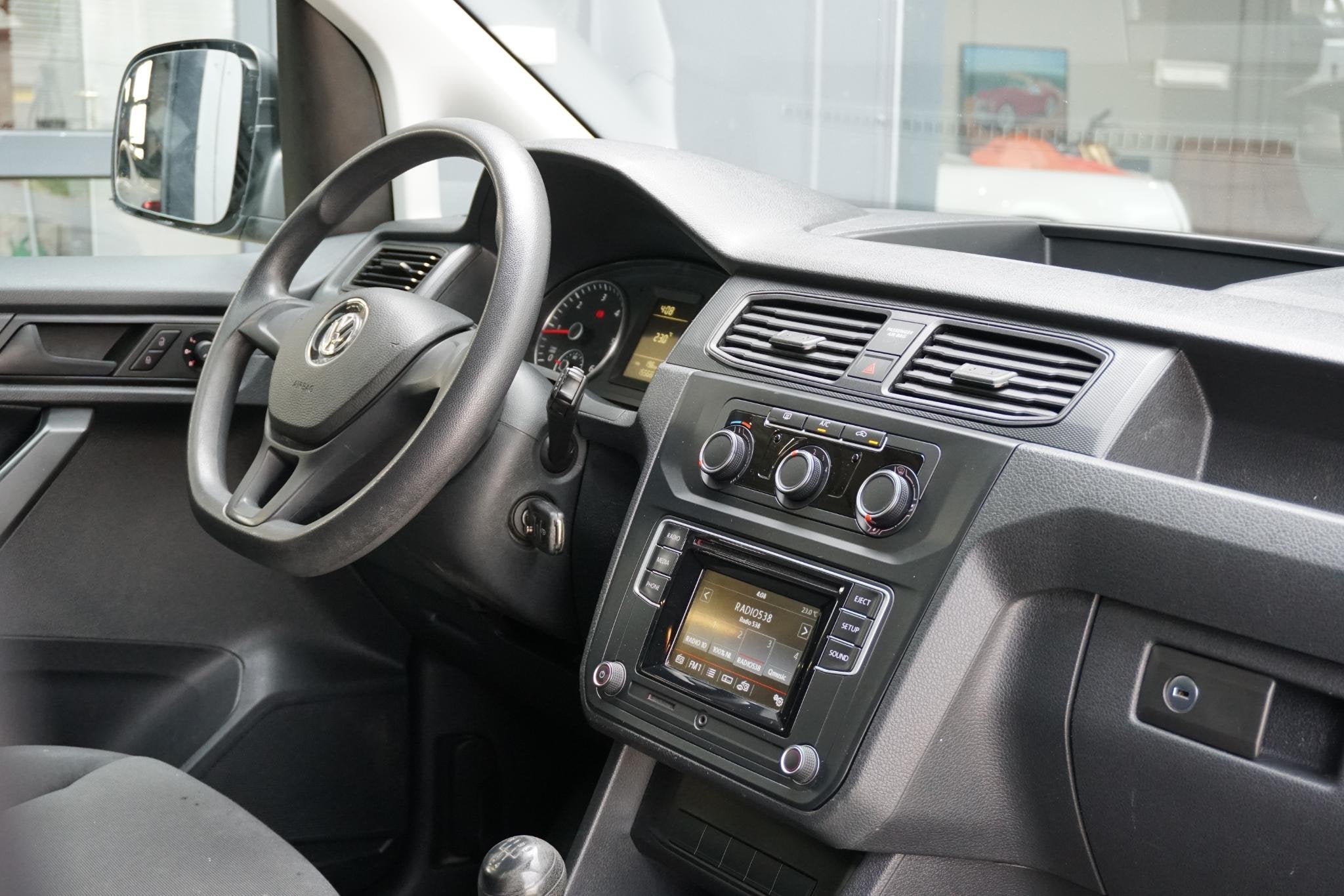 Volkswagen Caddy 1.6 TDI L2H1 Maxi Trendline DEALER ONDERHOU, Auto's, Euro 5, Stof, Gebruikt, Zwart