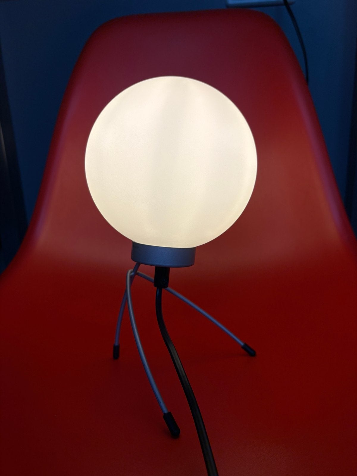 Vintage Hema Havana tafellamp met bolvormige melkglas kap, Huis en Inrichting, Lampen | Tafellampen, Dimbaar, Gebruikt, 25 cm