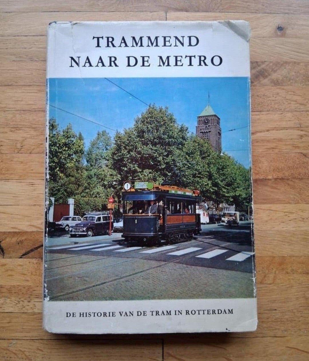 trammend naar de metro geschiedenis van de tram in Rotterdam, Ophalen of Verzenden, Zo goed als nieuw