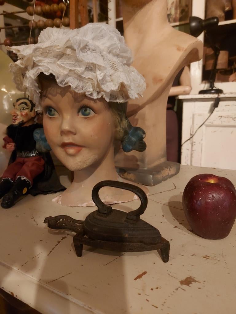 Antiek klein mutsen strijkijzer op treeftje, Antiek en Kunst, Curiosa en Brocante, Ophalen of Verzenden