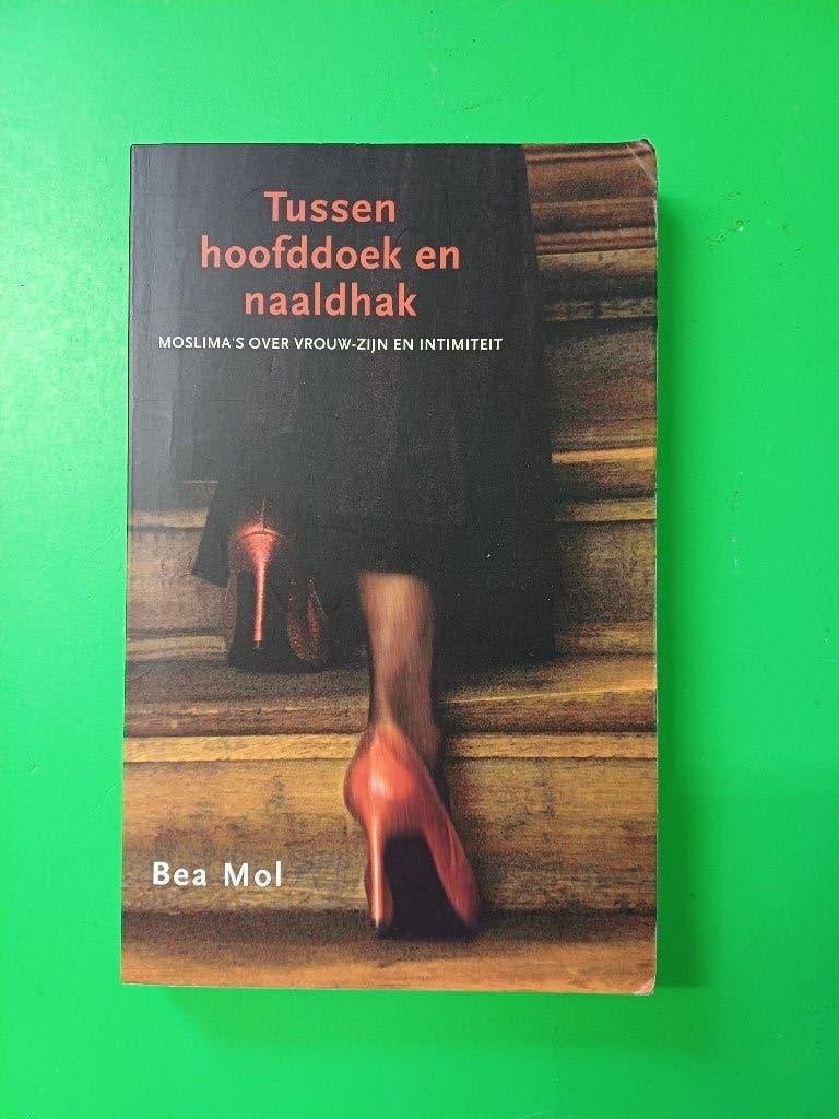 Boek - Bea Mol - Tussen hoofddoek en naaldhak - Intimiteit, Ophalen of Verzenden, Gelezen