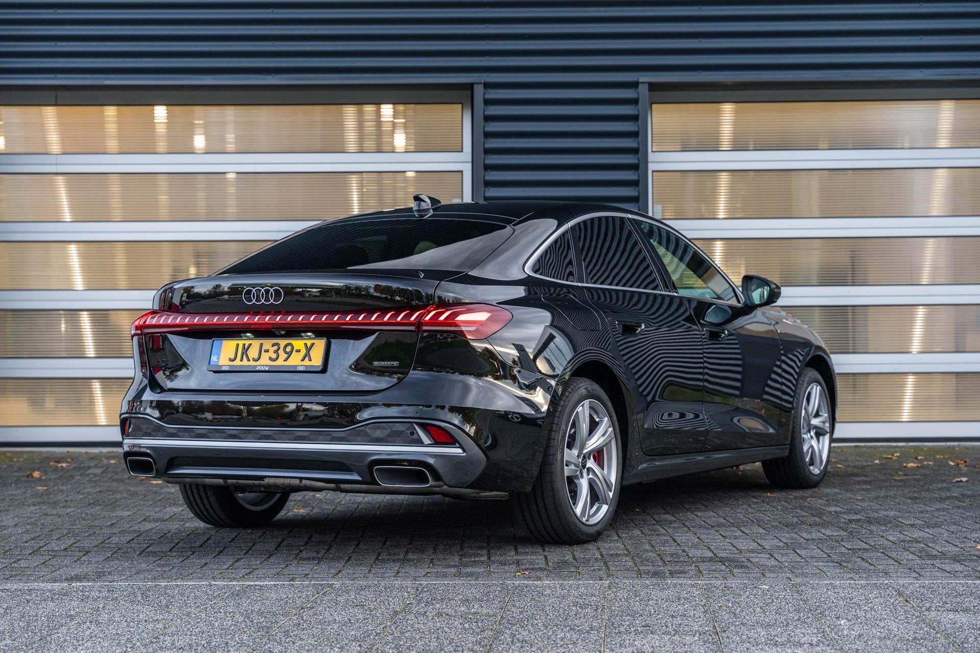 Audi A5 Limousine 2.0 e-hybrid 299pk quattro Advanced Editio, Automaat, 12 maanden, Stof, 150 min
