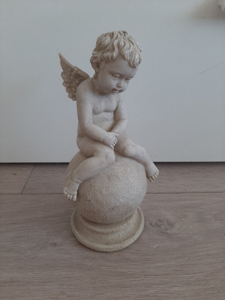 Beeld beeldje engel engeltje op een bal / bol, Ophalen, Gebruikt