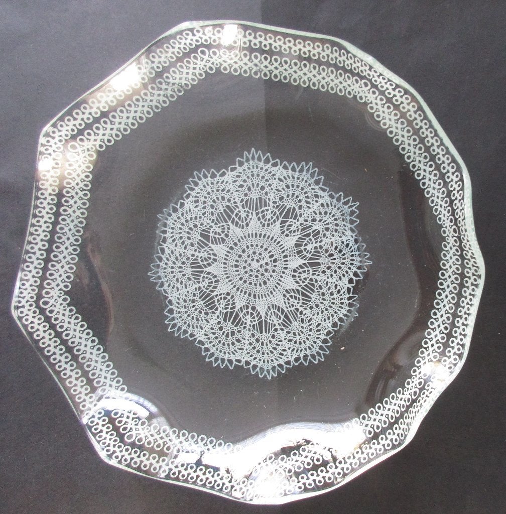 vintage glazen gegolfde presenteerschaal met kantmotief, Antiek en Kunst, Antiek | Glas en Kristal, Ophalen of Verzenden